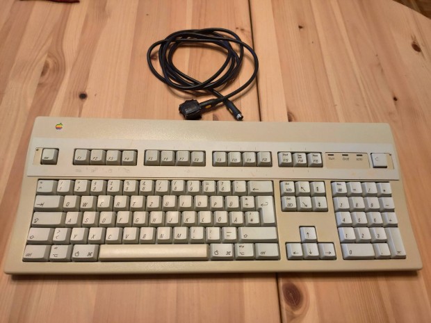 Apple Extended Keyboard II (nmet, kbellel s USB adapterrel)