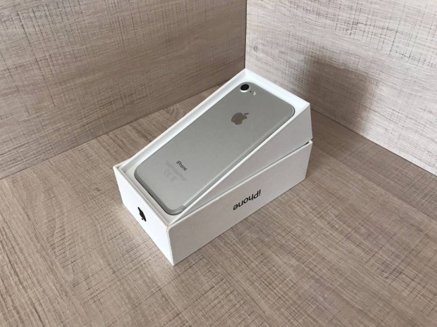 Apple Iphone 7, Silver, 32 GB, jszer (85%), Ajndkokkal