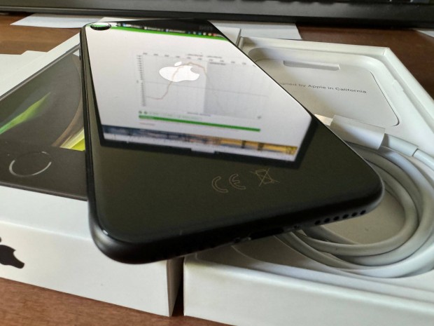 Apple Iphone SE2 elad-2023-as Seria, minden tartozkval
