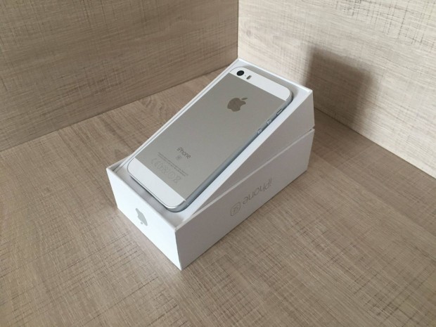 Apple Iphone SE, Silver, 128 GB, jszer (100%), Ajndkokkal