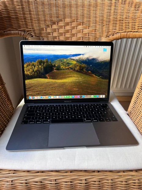 Apple Macbook Air 13 126GB, 2018, asztroszrke