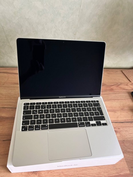 Apple Macbook Air M1 (8/256) ezst - 3 v garancia - istyle