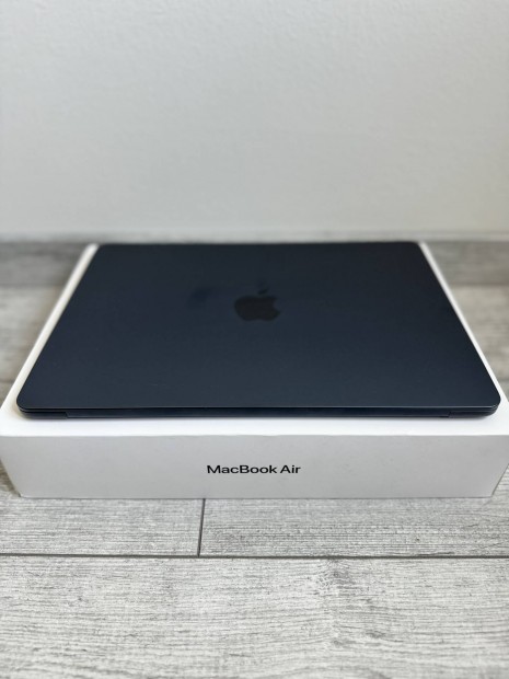 Apple Macbook Air M2 magyar/ midnight/ garancilis