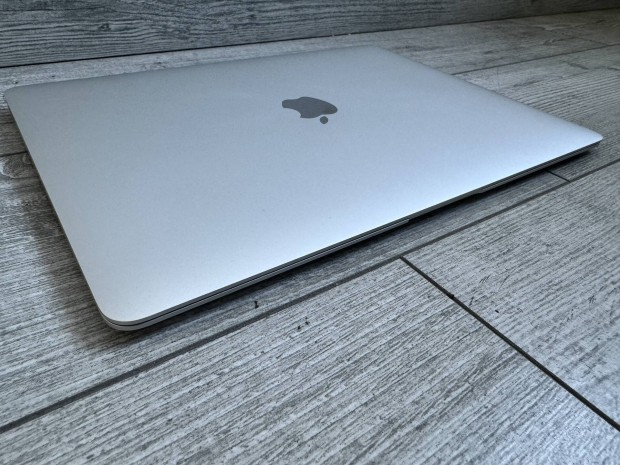 Apple Macbook Air retina 2019 silver/ magyar
