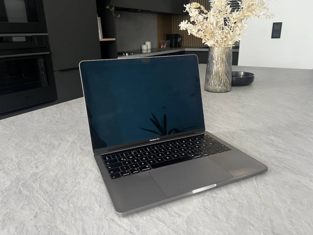 Apple Macbook Pro 2018 13 i5, 8GB, 256GB - ajándék Airpods 2 és tok