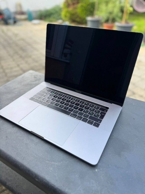 Apple Macbook Pro elad 2017. i7 15 inch ujjlenyomat olvas