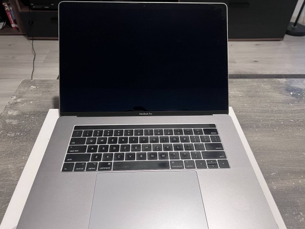 Apple Macbook Pro touchbar 2017 15"