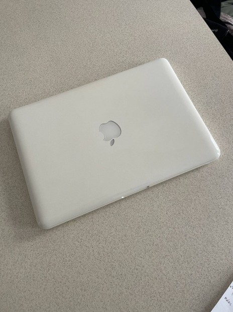 Apple Macbook white unibody 2010 laptop