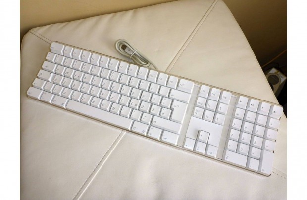 Apple Pro Keyboard A1048 109 gombos USB billentyűzet USB HUB-al