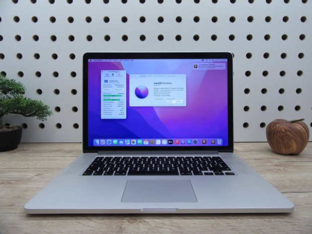 Apple Retina Macbook Pro 15 - 2015 Mid - Használt, karcmentes-AMD R9