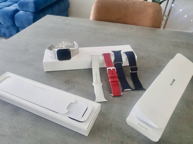 Apple Watch 6 óra szíjakkal