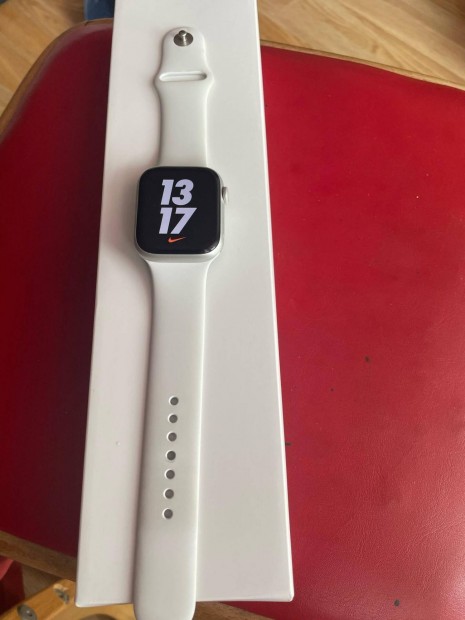 Apple Watch S8 okos ra elad 