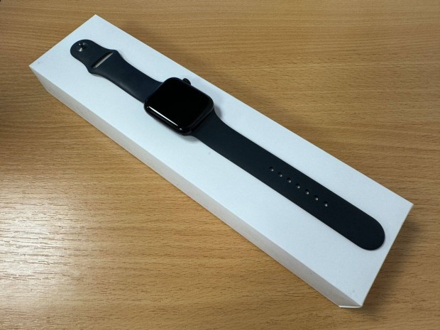Apple Watch SE 2 44mm Fekete 97% akku
