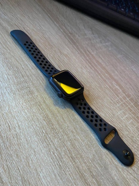 Apple Watch SE Nike 40mm GPS Space Gray /Hzhoz szlltssal/
