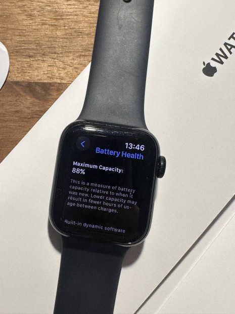 Apple Watch SE (2. generáció) Midnight szín, eredeti sport szíj/töltő