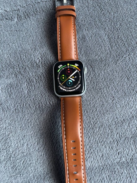 Apple Watch SE elad