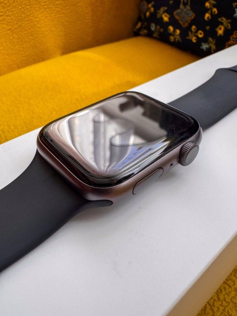 Apple Watch Series 4 (44 mm), asztroszrke, fekete sportszjjal