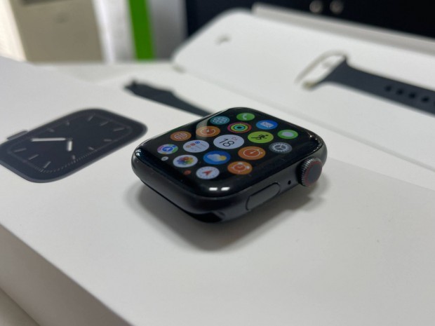 Apple Watch Series 5 44mm LTE - Full Doboz