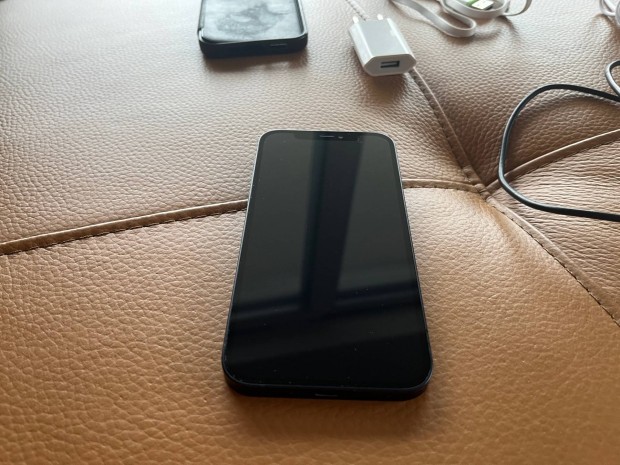 Apple iphone 11 fekete 64gb szalon llapotban elad