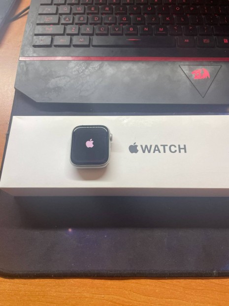 Apple iwatch SE - 44mm - karcmentes, 80% akku, dobozban