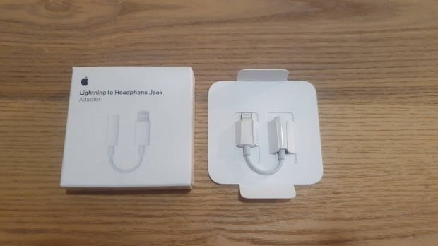 Apple lighting to headphone jack adapter