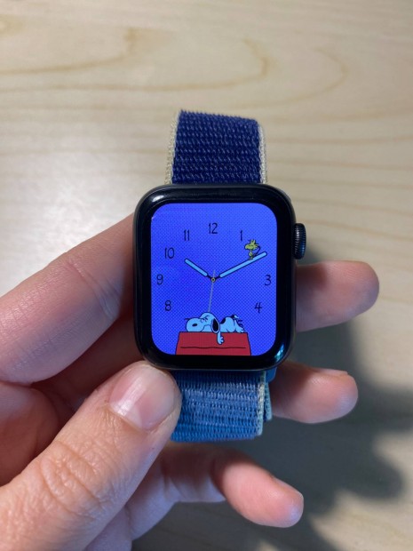 Apple watch series 4 (90%)