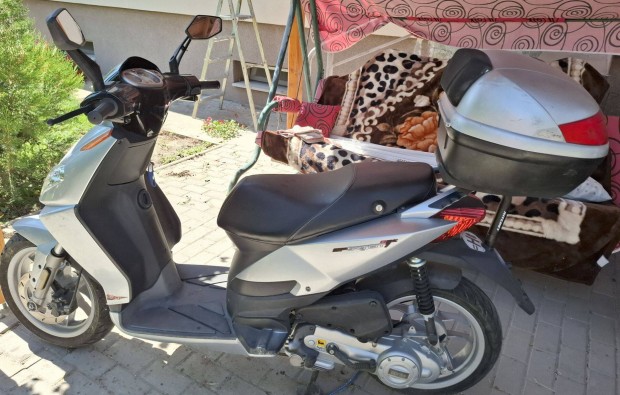Aprilia 50cm3 sportcity one 4 T. robogó