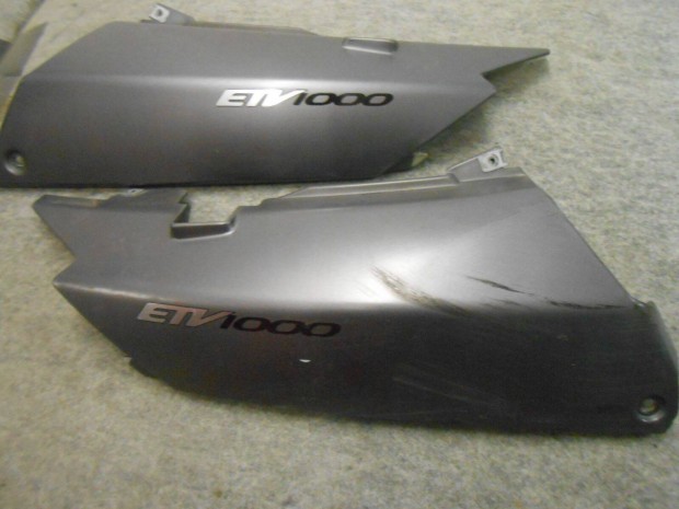 Aprilia ETV 1000 Caponord,2006-osról : szinrefújt ezüst idomok