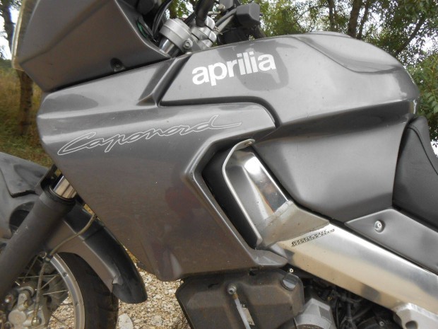 Aprilia ETV 1000 Caponord,2006-osról :gyári műanyag benzintank