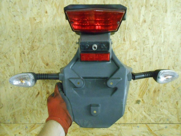 Aprilia ETV 1000 Caponord,2006-osról :hátsólámpa indexel