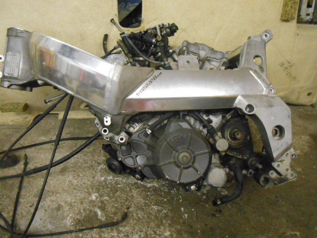 Aprilia ETV 1000 Caponord,2006-osról :komplett motorblokk olcsón