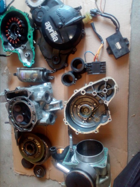 Aprilia Pegaso 650 alkatr�sz , gener�tor