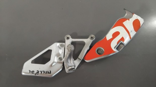 Aprilia RSV Mille 1000 '01-03 - Bal oldali lábtartó konzol - Sérült