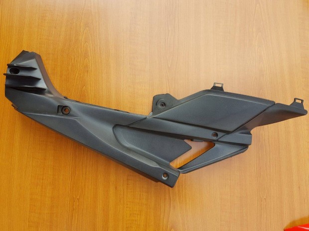 Aprilia RS 125 GPR Jobb oldali ülés alatti idom 10281