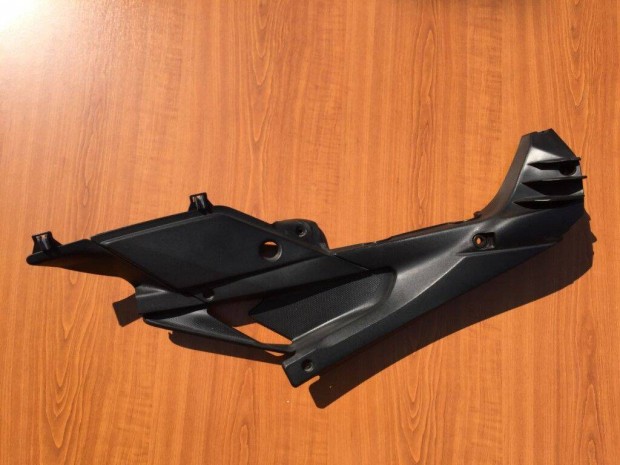 Aprilia RS 125 GPR Ülés alatti idom - bal 06781