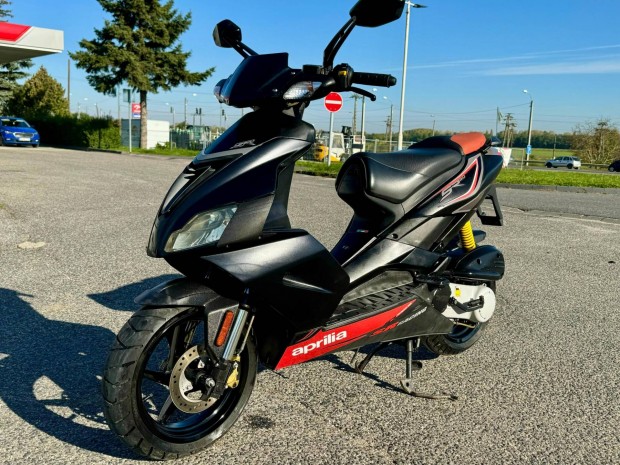 Aprilia SR 50 .