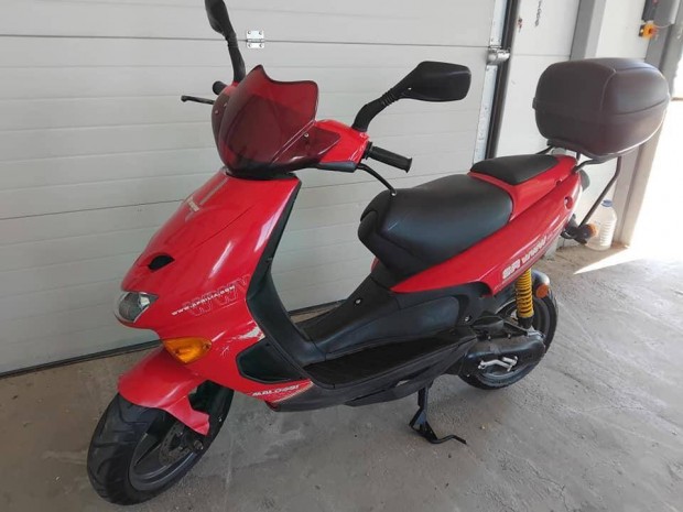Aprilia SR 50 .