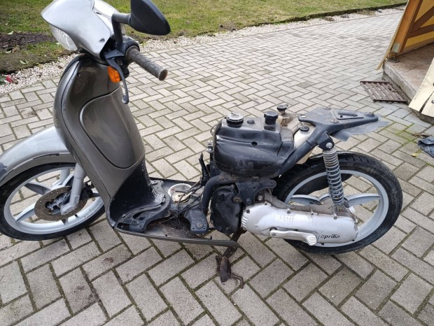 Aprilia Scarabeo 50 alkatr�sznek elad�