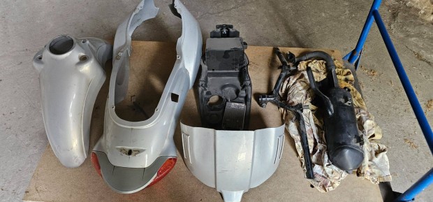 Aprilia scarabeo ditech 50 cm3 motor bontott, megmaradt alkatrészei