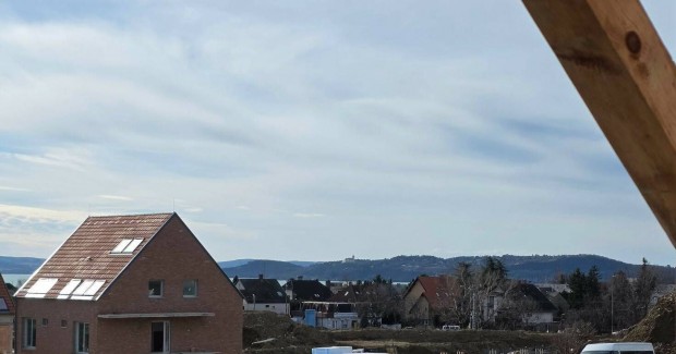 Apr� lak�s Balatonf�red