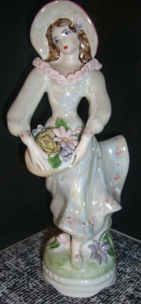 Apulum Lucru kzi fests porceln hlgy figura 21 cm magas