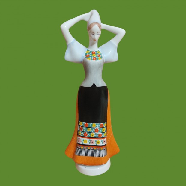 Aquincum porcelán női figura népviseletben