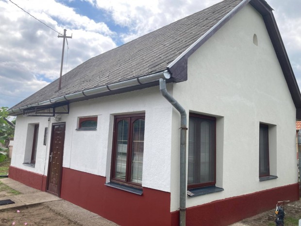 Aradv�nypuszt�n elad� tanya