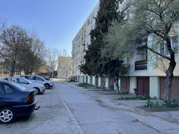 �rammal ell�tott, 17 m2-es gar�zs elad� Szegeden, az Agyagos utc�ban