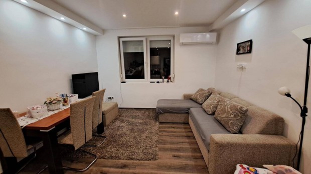 Arany J�nos utc�ban 1. emeleti, Nappali +2 szob�s, 2 erk�lyes lak�s