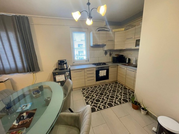 Arany J�nos utc�n N+2 szob�s erk�lyes lak�s elad�