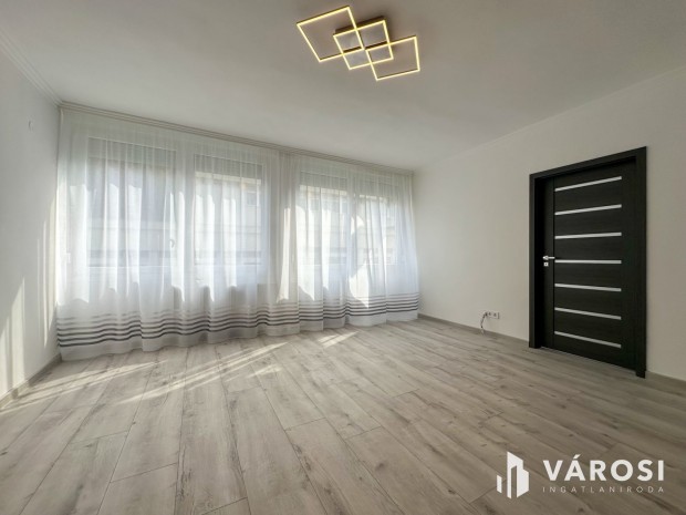 Arany J�nos �ton 1. emeleti, frissen fel�j�tott lak�s elad�!