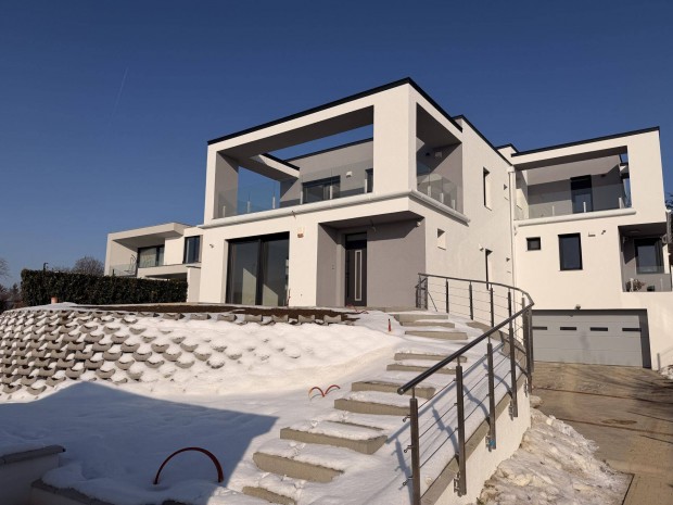 Aranyhegyen �r�k panor�m�s ikerh�z