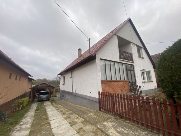 Aranykal�sz soron csal�di h�z kiad�!