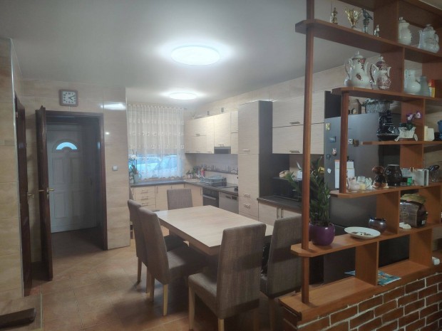 �rcs�kken�s!Sorh�z saj�t tulajdon� kerttel!